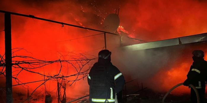 Наслідки російських обстрілів Дніпропетровщини, фото: ДСНС