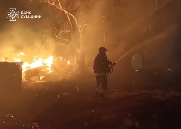 Наслідки російського обстрілу Шосткинської громади, фото: ДСНС