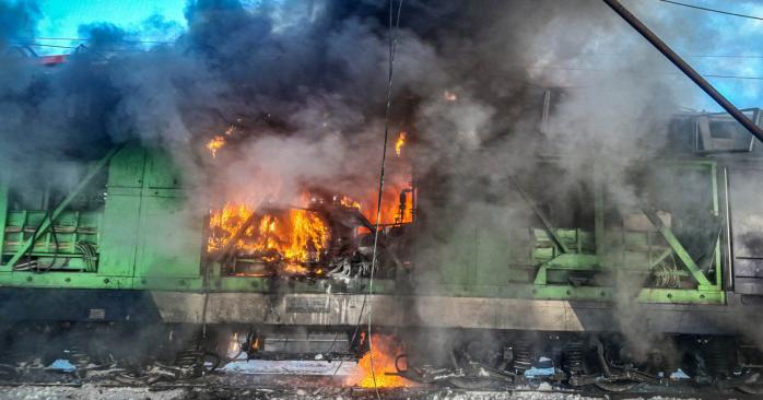 Російські дрони атакували локомотив, поїзд та колії на Сумщині й Чернігівщині. Фото: 