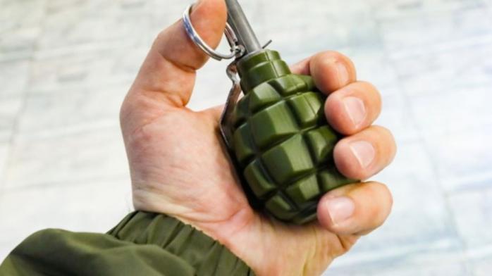 В Черкассах мужчина бросил боеприпас в сторону полиции и ТЦК. Фото: 