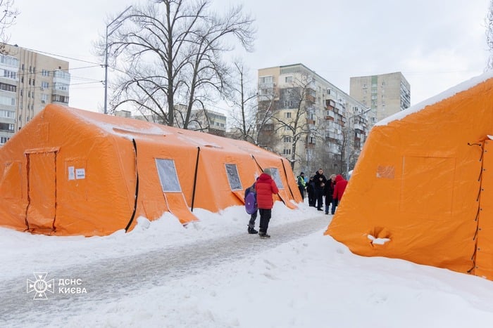 У Києві функціонують сотні пунктів незламності, фото: ДСНС