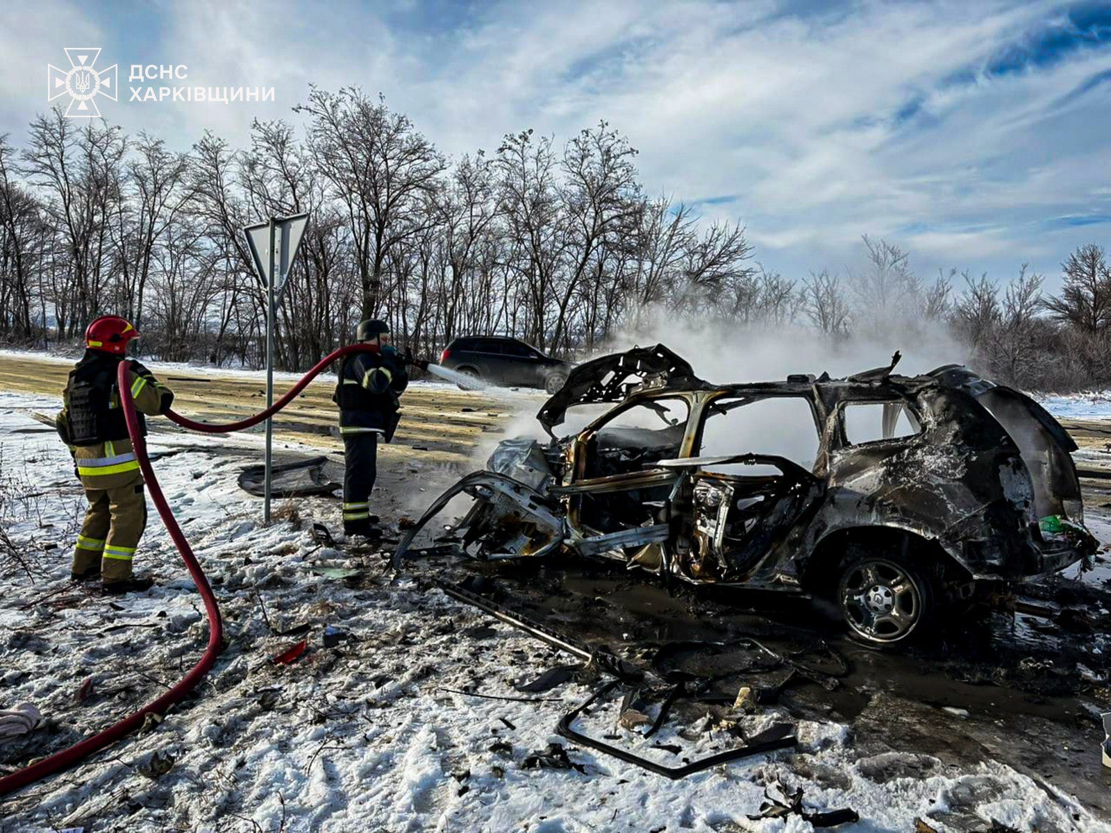 Наслідки удару по авто. Фото: ДСНС