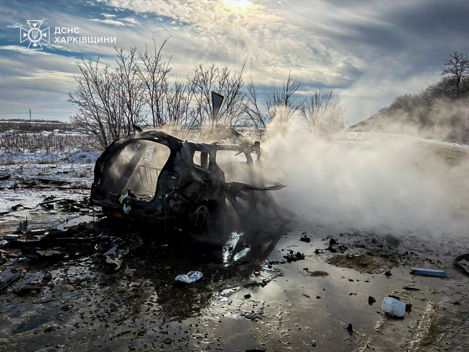 Наслідки удару по авто. Фото: ДСНС