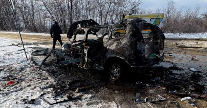 Последствия удара по автомобилю. Фото: ГСЧС