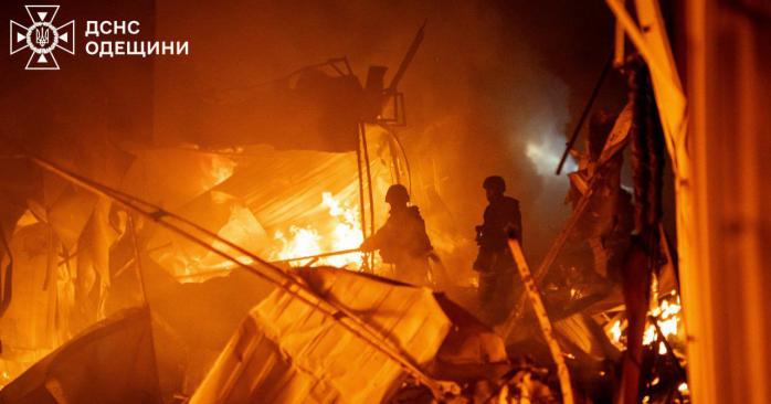 Армія РФ вдарила по великій підстанції ДТЕК. Фото: ДСНС