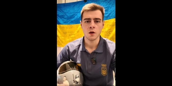 Владислав Гераскевич в &laquo;шлеме памяти&raquo;, скриншот видео