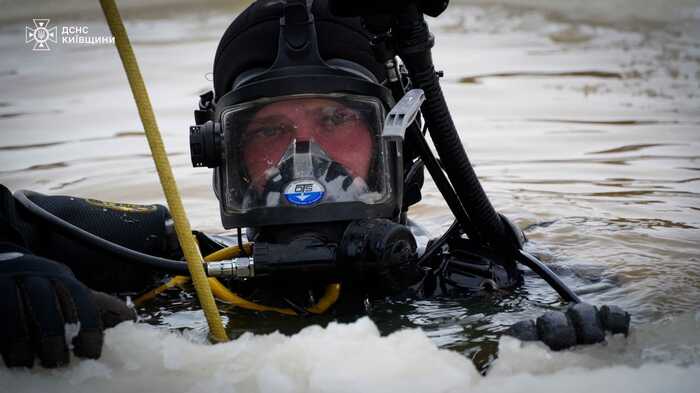 У водоймі на Київщині вже тиждень шукають тіло водія автівки, яка провалилася під кригу, фото: ДСНС