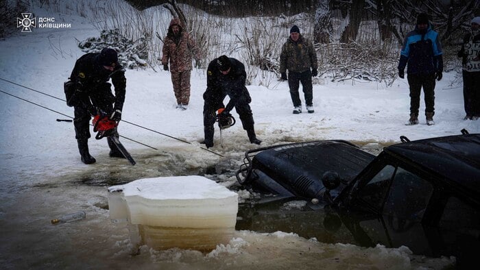 У водоймі на Київщині вже тиждень шукають тіло водія автівки, яка провалилася під кригу, фото: ДСНС