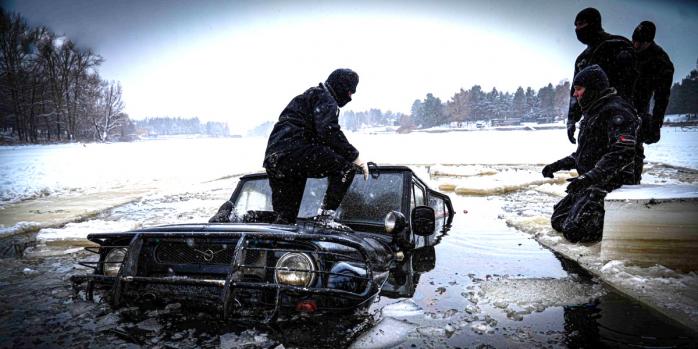 В водоеме на Киевщине уже неделю ищут тело водителя провалившегося под лед автомобиля, фото: ГСЧС