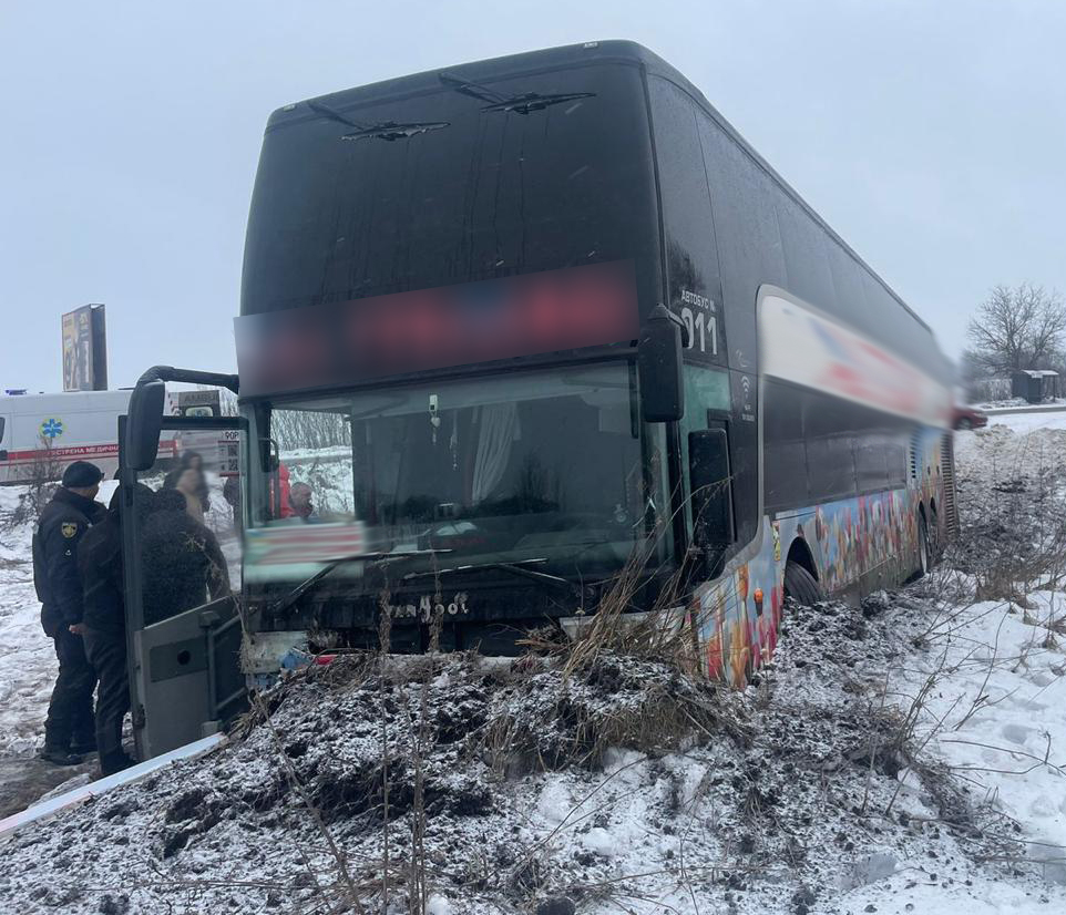 Автобус із пасажирами злетів у кювет. Фото: поліція Львівщини