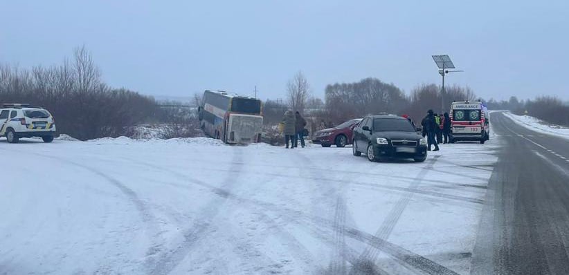 Автобус із пасажирами злетів у кювет. Фото: поліція Львівщини