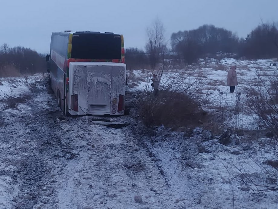 Автобус із пасажирами злетів у кювет. Фото: поліція Львівщини