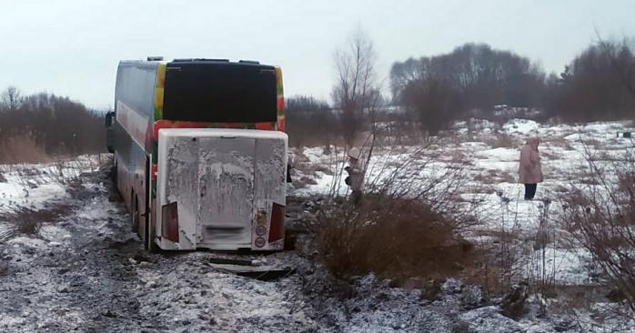 Автобус с пассажирами слетел в кювет. Фото: полиция Львовщины