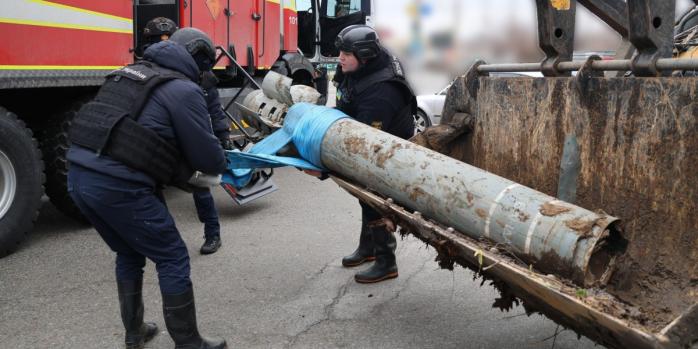 Обезвреживание российского реактивного снаряда, фото: ГСЧС