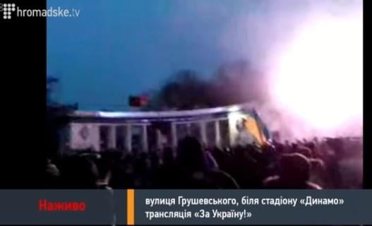 В центре столкновений на Грушевского горит милицейский автобус (ФОТО)