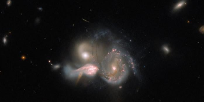 Галактики в этом трио расположены на расстоянии 50 тыс. световых лет друг от друга, фото: NASA