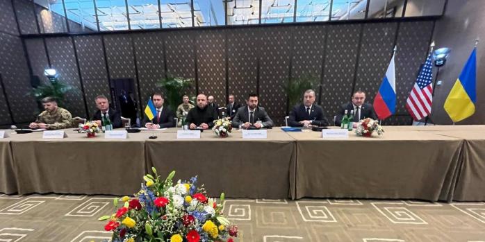 Під час тристоронніх переговорів у Женеві, фото: Рустем Умєров