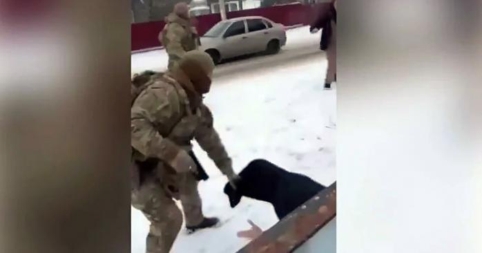 Люди в военной форме избили гражданских и применили оружие на Буковине. Фото: 