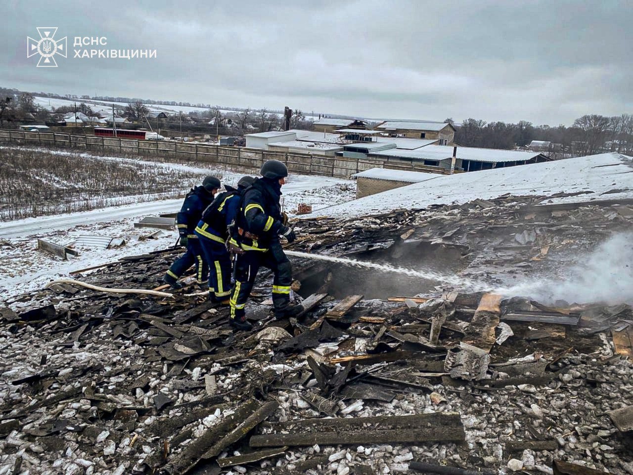 Наслідки обстрілів ферми. Фото: ДСНС