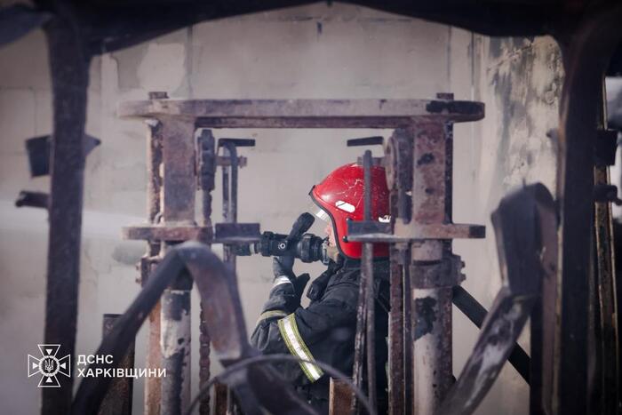 Наслідки російської повітряної атаки на Харківщині, фото: ДСНС