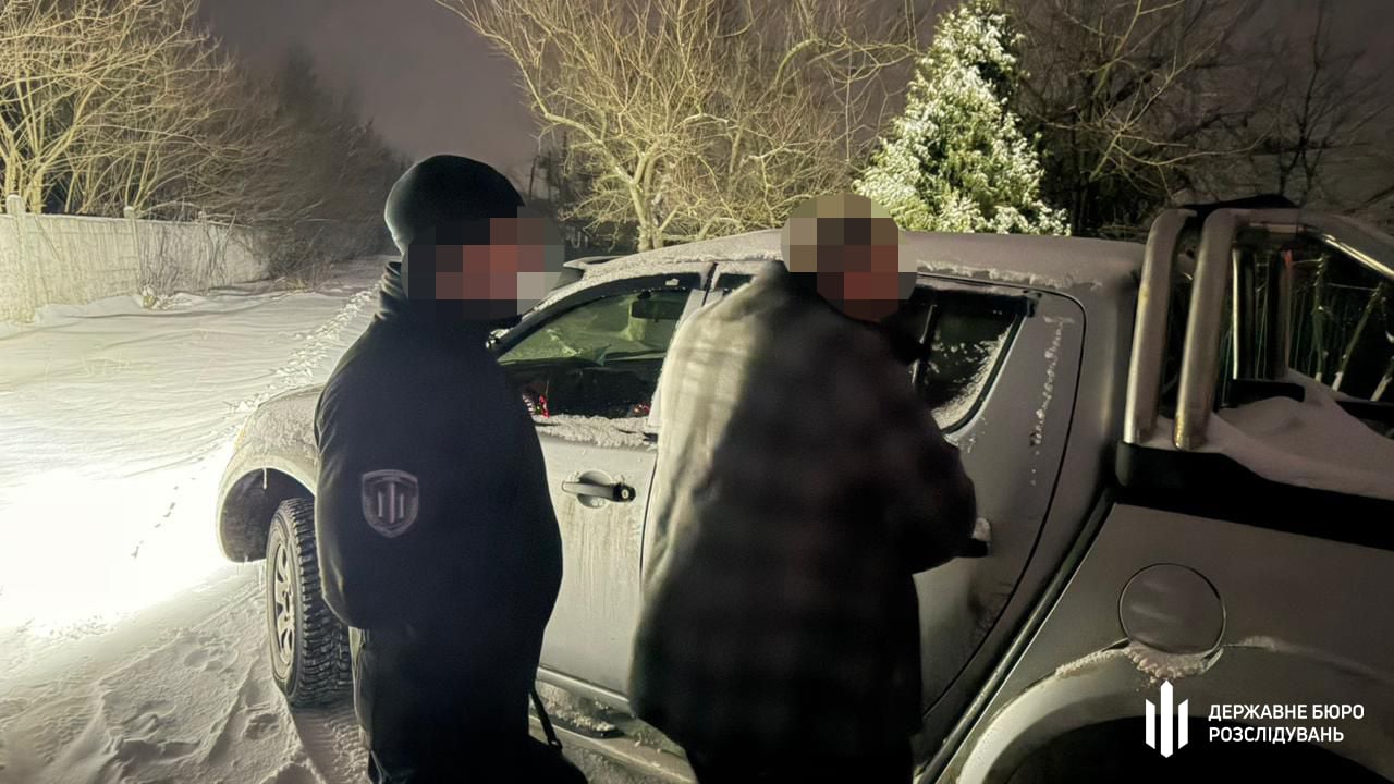 На Черкащині офіцер поставив солдатів на коліна та побив одного з підлеглих. Фото: ДБР