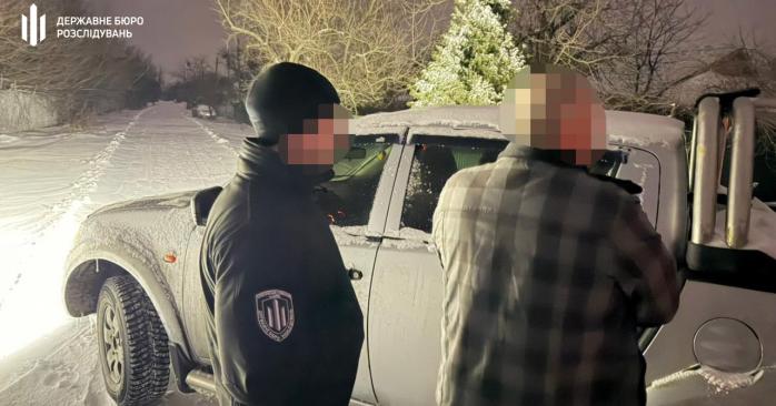 На Черкащині офіцер поставив солдатів на коліна та побив одного з підлеглих. Фото: ДБР