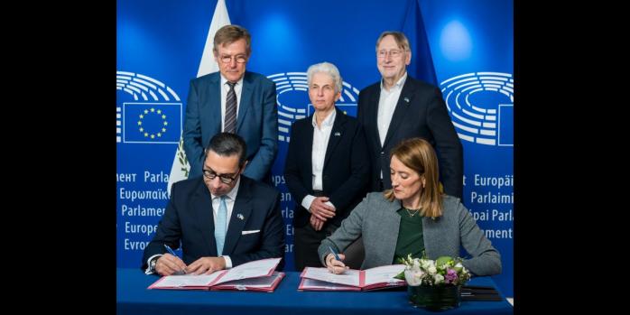 При подписании документа фото: x.com/EP_President