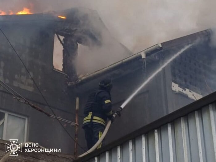 Наслідки російського обстрілу Херсона, фото: ДСНС