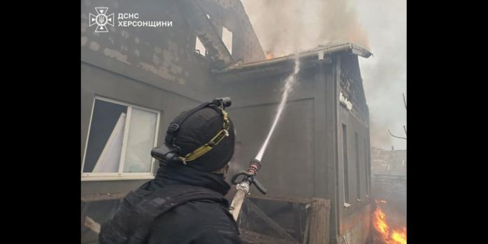 Наслідки російського обстрілу Херсона, фото: ДСНС