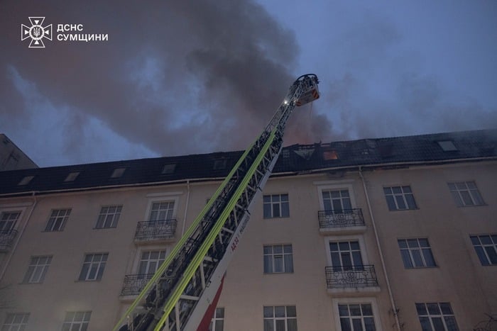 Наслідки російської атаки по готелю у Сумах, фото: ДСНС