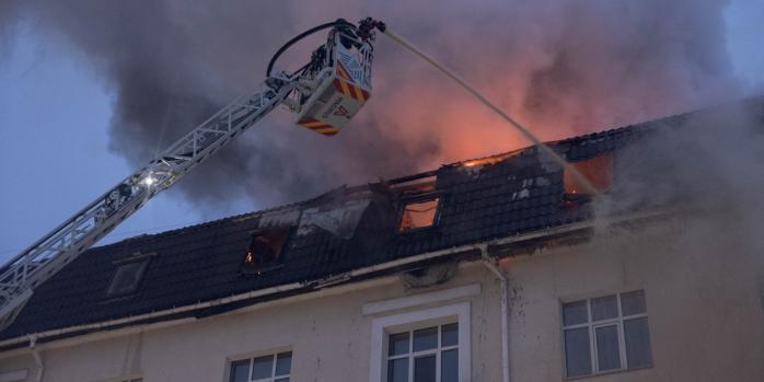 Наслідки російської атаки по готелю у Сумах, фото: ДСНС