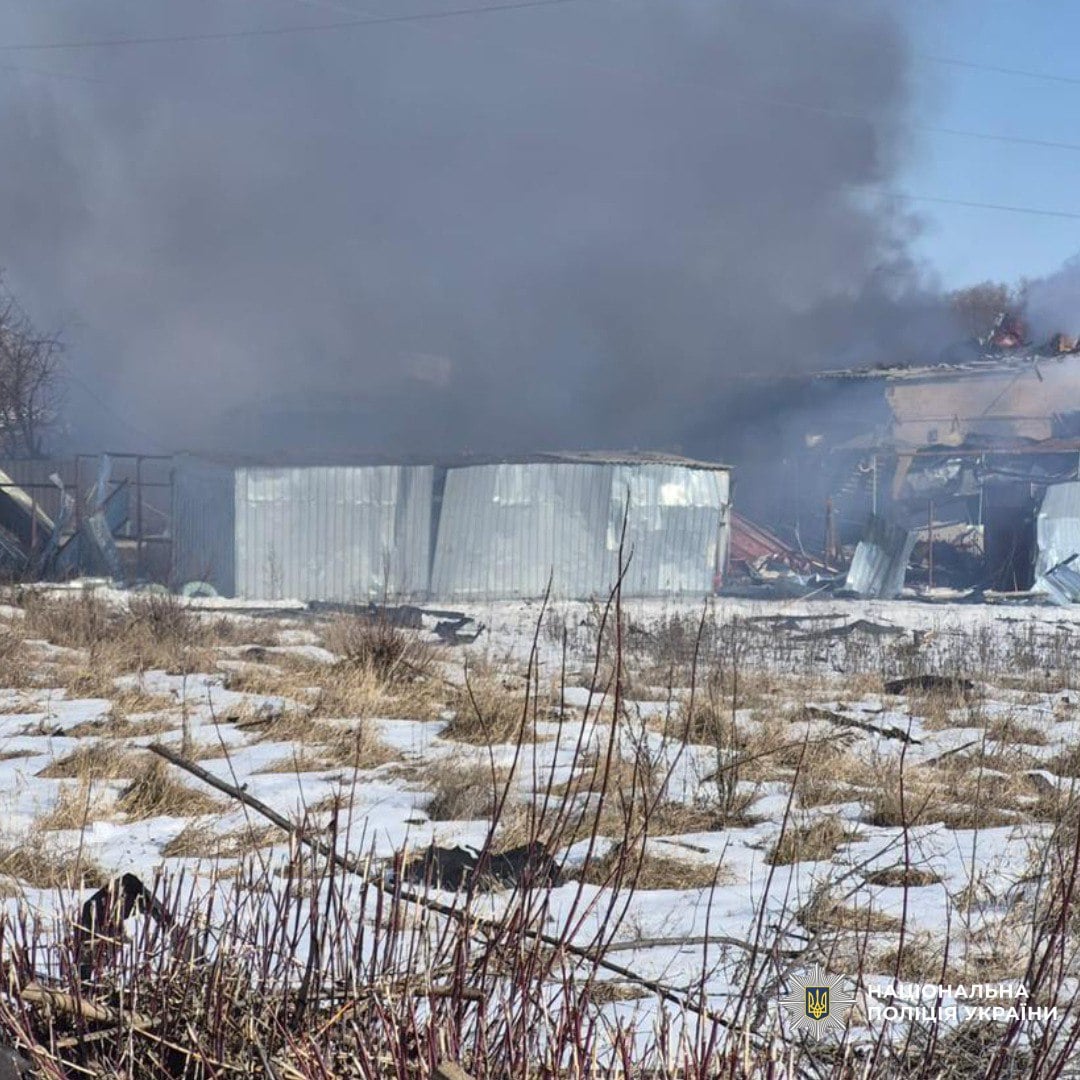 Російський дрон вдарив по селу на Харківщині. Фото: поліція