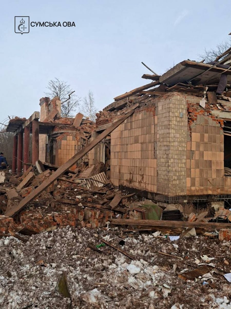 Росіяни атакували будівлю агрофірми. Фото: ОВА