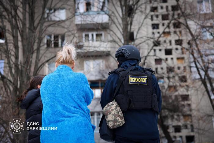 Наслідки влучання російського дрона, фото: ДСНС