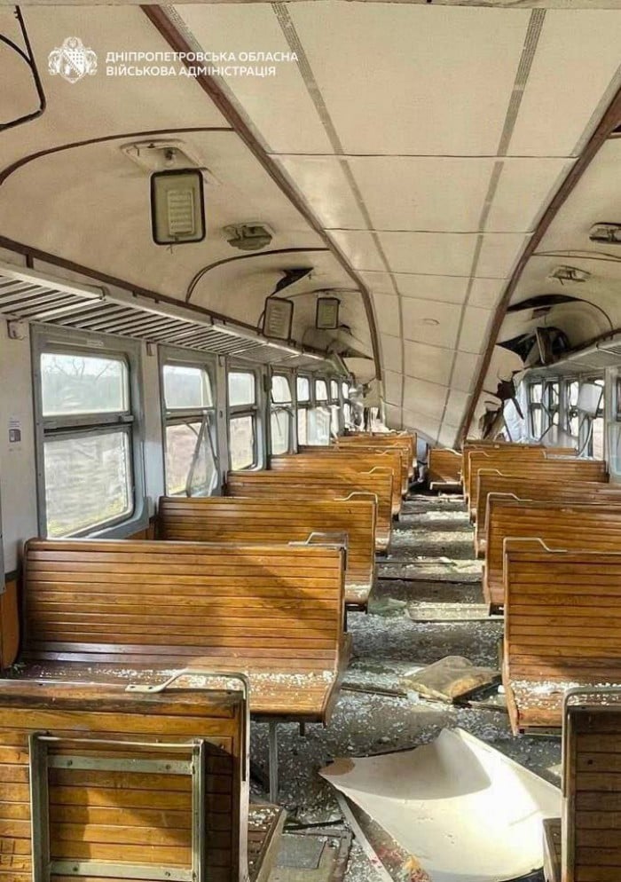 Наслідки удару російського дрона по потягу на Дніпропетровщині, фото: Дніпропетровська ОВА
