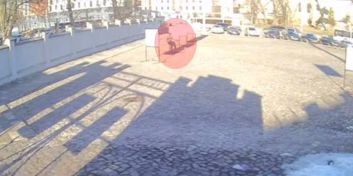 Жінка пошкодила лампадки біля меморіального музею у Львові, фото: Нацполіція