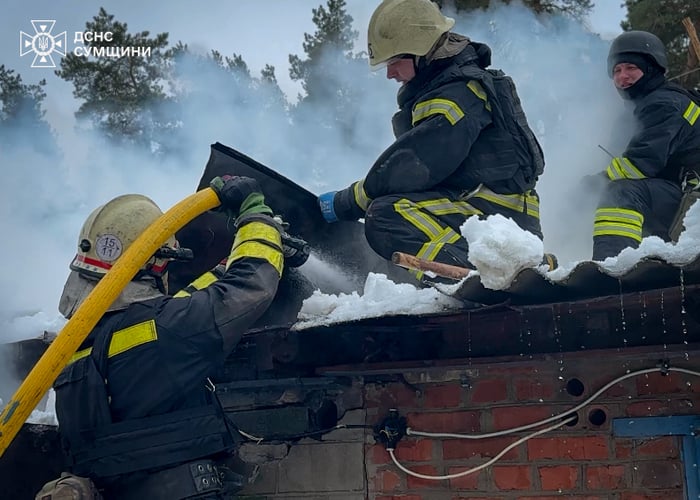 Наслідки російського обстрілу Шосткинської громади, фото: ДСНС