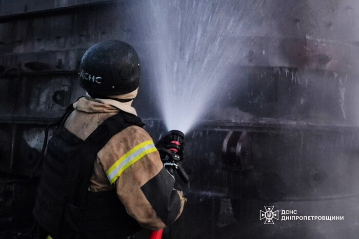 Наслідки російських обстрілів Дніпропетровщини, фото: ДСНС