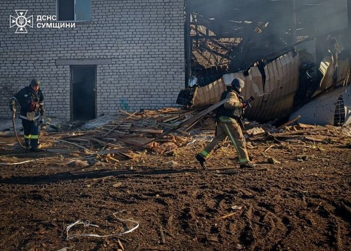 Наслідки російських авіаударів по Сумщині, фото: ДСНС