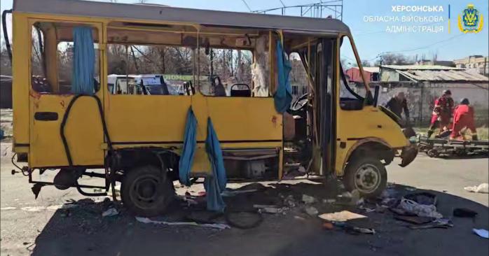Окупанти атакували дроном маршрутку в Херсоні. Фото: ОВА