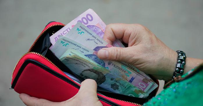 Стало известно, кто получит доплаты по 1 тыс. 500 грн от государства. Фото: 