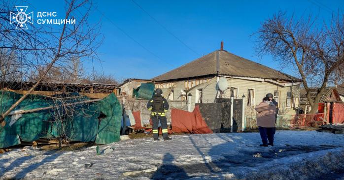 Росіяни скинули КАБи на житловий сектор на Сумщині. Фото: ДСНС