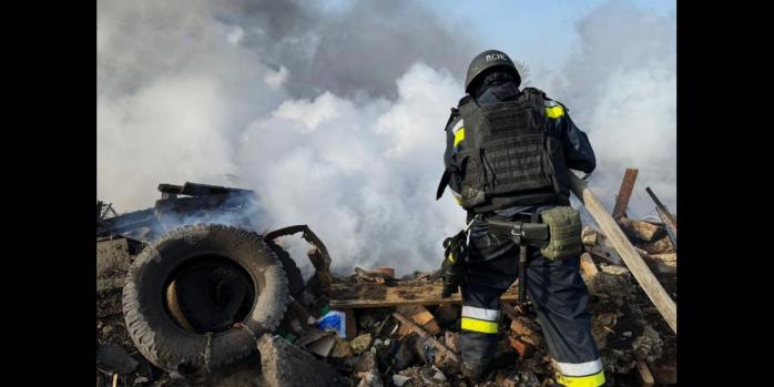 Наслідки російського обстрілу Дніпропетровщини, фото: ДСНС