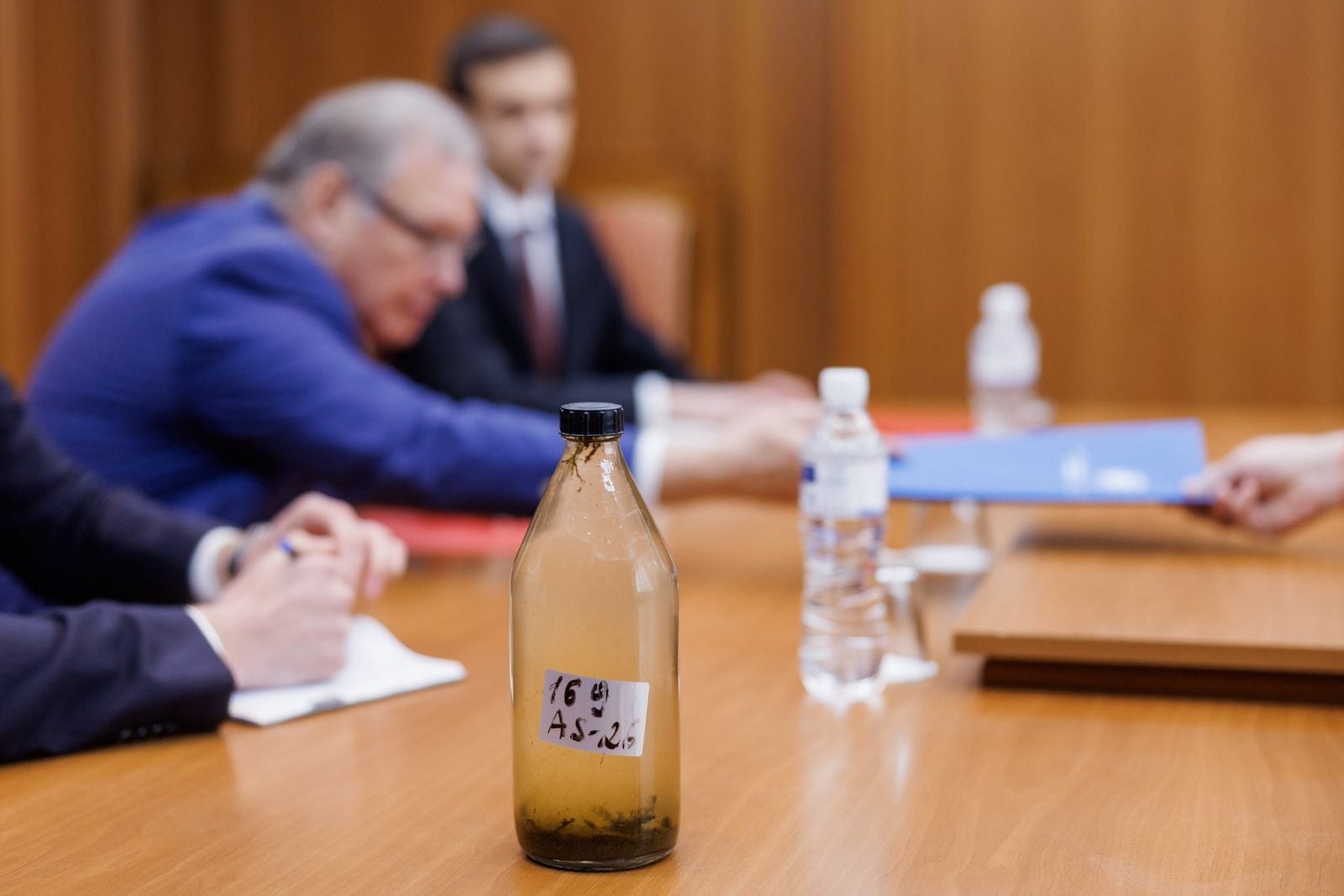 Послу РФ у Молдові передали пляшку з забрудненою водою з річки Дністер. Фото: МЗС