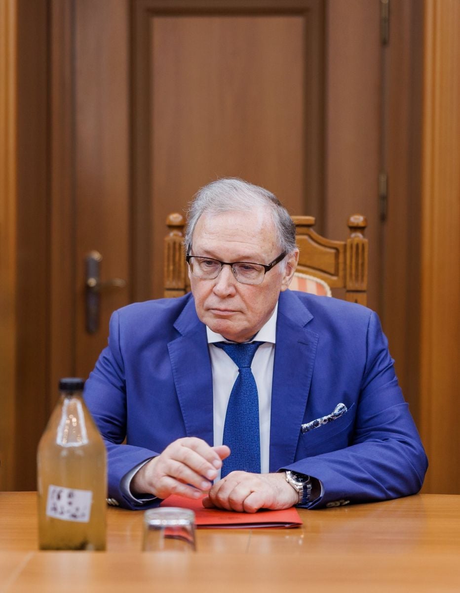 Послу РФ у Молдові передали пляшку з забрудненою водою з річки Дністер. Фото: МЗС