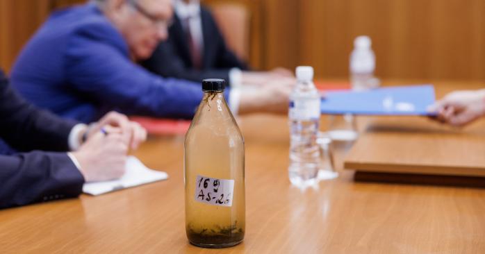 Послу РФ у Молдові передали пляшку з забрудненою водою з річки Дністер. Фото: МЗС