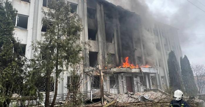 Российский дрон разрушил здание ТЦК в Сумах. Фото: 