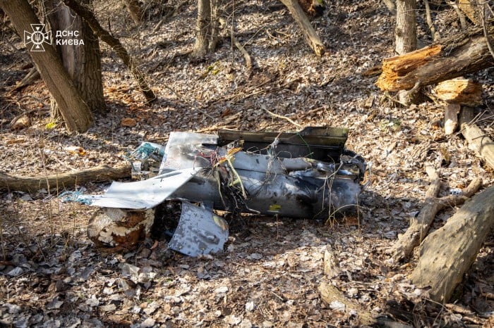 Вилучення залишків російської ракети у Києві, фото: ДСНС