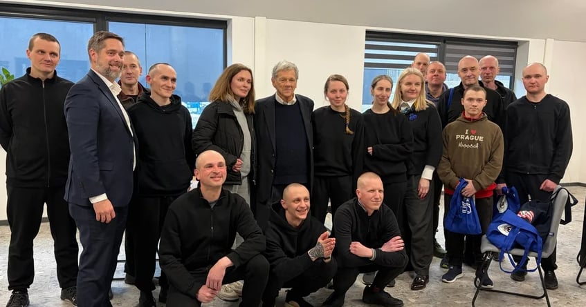 Джон Коул зі звільненими білоруськими політв'язнями. Фото: john coale в соцмережі Х