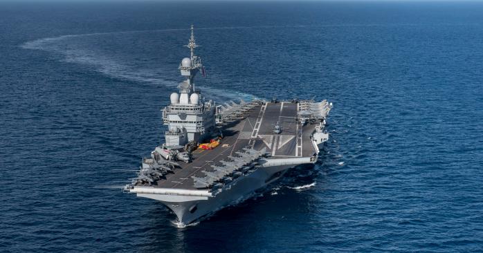 Французский авианосец случайно раскрыл свое местоположение по невнимательности моряка. Фото: 